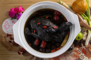 ⭐何首烏燉烏骨雞湯⭐